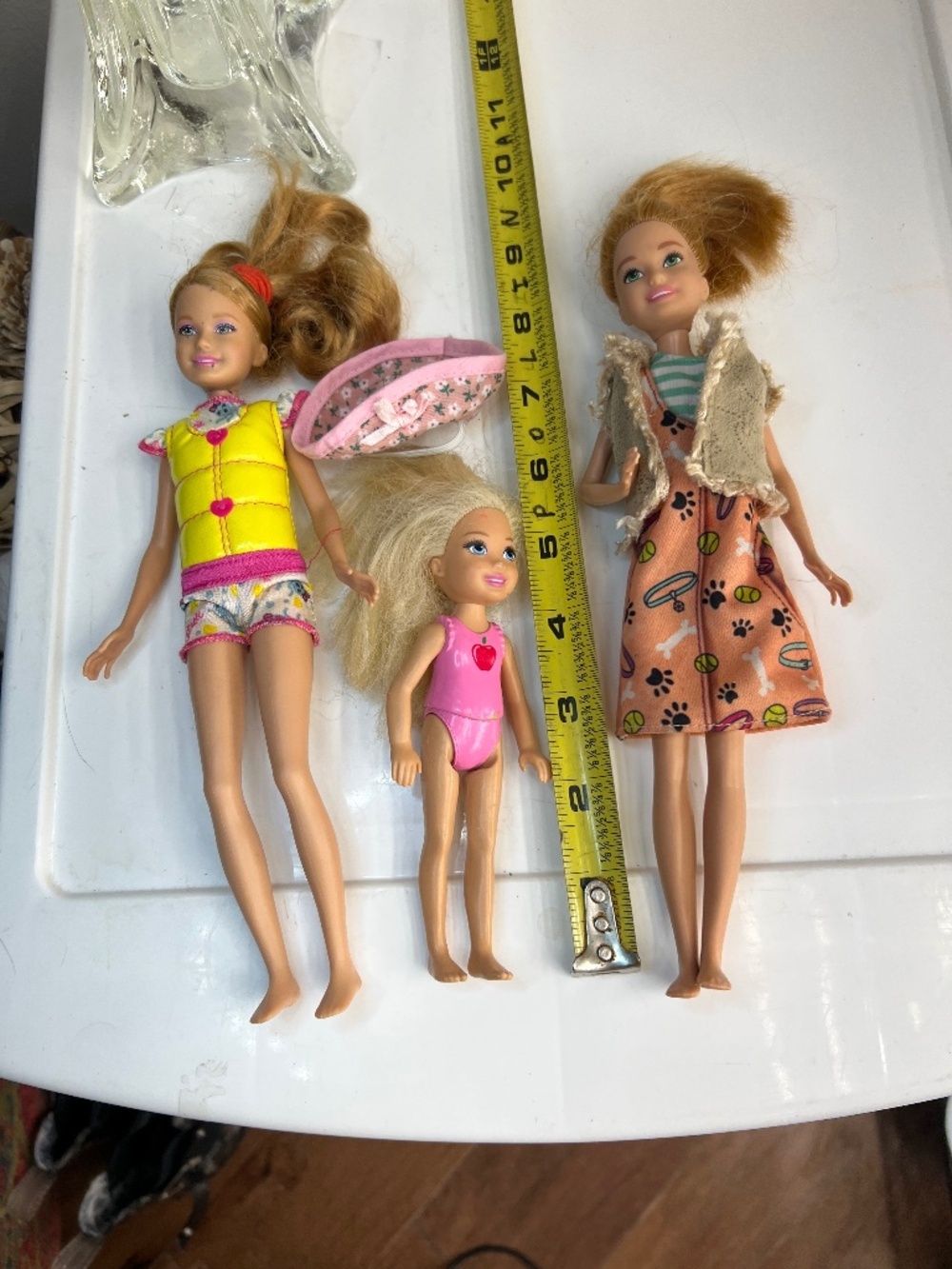 Lot of 3 kids/teneenager barbies in clothes with a hat and no shoes - Picture 1 of 2